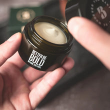 Laden Sie das Bild in den Galerie-Viewer, mattierende Glatzencreme kaufen

Pflege für Glatze gegen Glanz

Kopfhautpflege nach Rasur

Glatzenpflege Naturkosmetik

vegane Glatzencreme ohne Mikroplastik

Rasurpflege Glatze Männer

Creme für empfindliche Kopfhaut

Glatze richtig pflegen

Glatzencreme mit natürlichen Inhaltsstoffen

Glatze mattieren ohne zu fetten